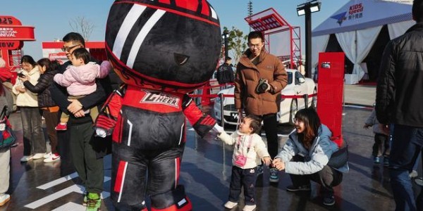 开云体验-从《飞驰人生》到飞驰人生：2026格子旗嘉年华启幕 经典F1战车亮相西岸