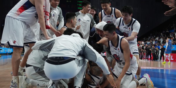 山东男篮挑战卫冕冠军，可有破敌之策？新外援首秀还要推迟