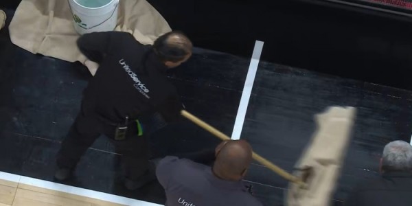 开云官网-CBA可没这事！公牛主场工作人员疯狂拖地 球员已经返回更衣室