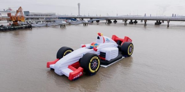 开云体验-从《飞驰人生》到飞驰人生：2026格子旗嘉年华启幕 经典F1战车亮相西岸