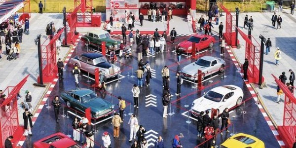 开云体验-从《飞驰人生》到飞驰人生：2026格子旗嘉年华启幕 经典F1战车亮相西岸