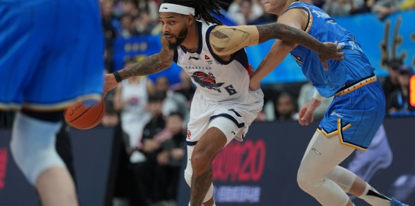 山东男篮挑战卫冕冠军，可有破敌之策？新外援首秀还要推迟