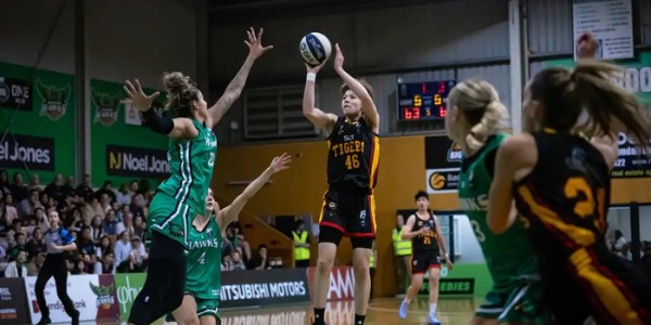 韩旭重返WNBA，首秀20分得分王，力压美国女篮国手|自由人队|狂热队|以赛亚·斯图尔特|珀斯山猫队|底特律活塞队_新浪体育_新浪新闻