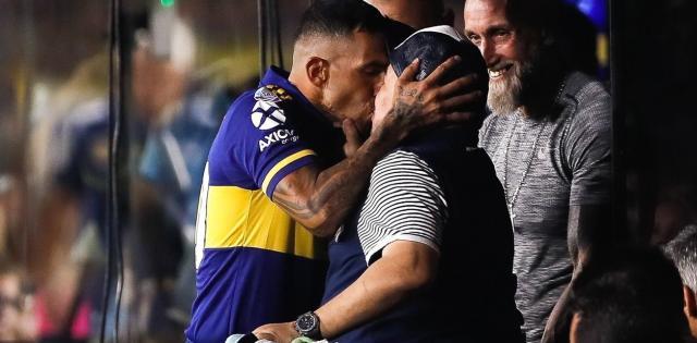 1654417813873066117.jpg el-recordado-beso-de-tevez___XCpUEerD_1256x620__1.jpg